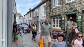 Crowds of holidaymakers flock to Cornwall despite coronavirus warnings