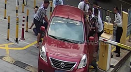 Passersby come together to rescue Chinese woman trapped in her car door