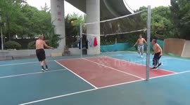Elderly Chinese men shows off impressive diabolo skills on badminton court