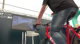 Combines normal reality with augmented reality with ciclism game screen