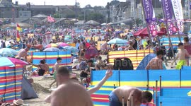 Britons crowd beaches despite COVID on another scorching day