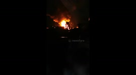 Пожар деревянного дома после удара молнии