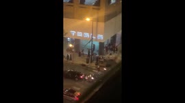 Looters break into Tesla store in Chicago after police-related shooting