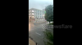 US: Powerful winds blow kiddie pool away In downtown Des Moines