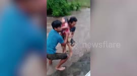 Heroic men save two girls washed away in overflowing river in the Philippines
