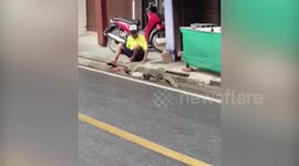 Monitor lizard with blood dripping from its teeth attacks Thai pedestrian