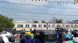 The heroic action of several motorcyclists broke through the latch of the closed train door