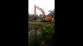 Excavator driver uses bucket to bring boat to shore in Vietnam