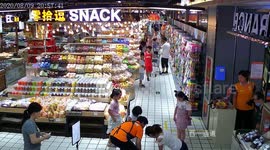 Nurse performs CPR on employee who fainted in Chinese supermarket