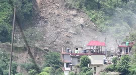 Roadblock after heavy landslide caught on camera in northern India