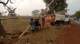 Innovative hack to erect a heavy concrete electric pole in Southern East India