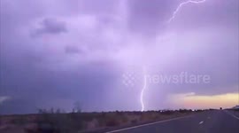 ‘Crawler’ lightning captured in Arizona