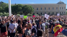 Hundreds protest in Madrid against mandatory face coverings