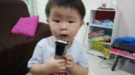 Funny toddler Imitates dad to use eletric razor to shave his 'mustache'