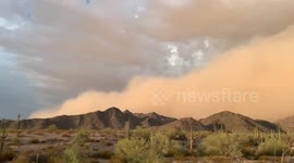 Terrifying dust storm towers over mountains in Arizona