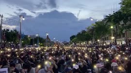 Thousands in Bangkok use cell phone lights during protest against Thai government