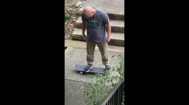 Man gets hurt skateboarding