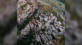 This is the moment a travelling slackliner wowed a crowd by walking a slack line whilst playing his GUITAR