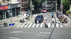Chinese motorist attaches children's rocking chair to front of car to block licence plate
