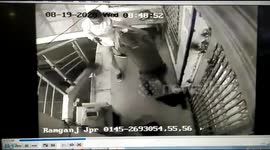 Moment brave security guard fights off armed robbers with his bare hands