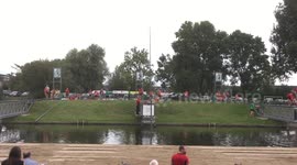 Fierljeppen fail - athlete falls in the water