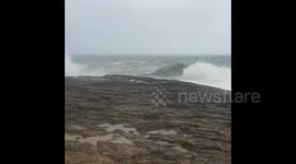 Ireland: Storm Ellen Cause Huge Waves