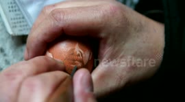 Artist engraves amazing portraits on eggs
