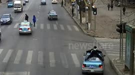 Policeman hangs onto rook of taxi for 1km