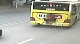 Fare dodger hangs onto back of bus in China