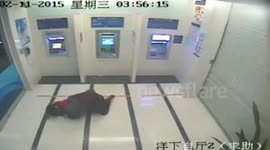 Woman scares off machete-wielding attacker at ATM in China