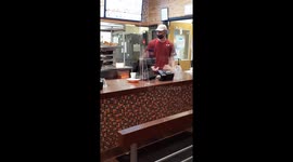 Popeyes employee serving customer with out mask on