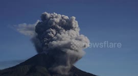 Stunning timelapse shows Mount Sinabung erupting