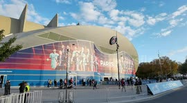 Need a locker (part of a series of videos about the UEFA Champions League final, watching the live broadcast at Parc des Princes, Paris, after having hitchhiked for 200 km, getting offered a ticket on match day)