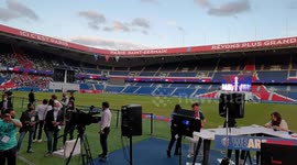 Announcing the players (part of a series of videos about the UEFA Champions League final, watching the live broadcast at Parc des Princes, Paris, after having hitchhiked for 200 km, getting offered a ticket on match day)