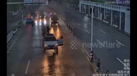 Chinese police officer stops driverless car from colliding with bus