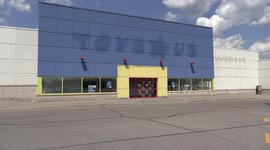 Toys“R”Us in Toronto closes down due to COVID-19 recession