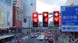 Heart-shaped traffic lights spotted in Changsha on Chinese Valentine's Day