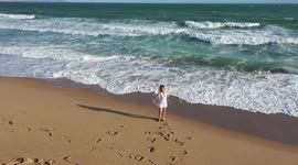 Mujer bañandose en la Playa de kino. bahia, olas y arena en un dia soleado en destino turistico del golfo de california.