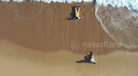 Mujer bañandose en la Playa de kino. bahia, olas y arena en un dia soleado en destino turistico del golfo de california.