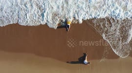 Mujer bañandose en la Playa de kino. bahia, olas y arena en un dia soleado en destino turistico del golfo de california.
