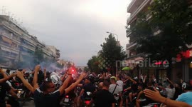 PAOK ultras ignore COVID-19 distance measures and march through streets on PAOK-Besiktas match day