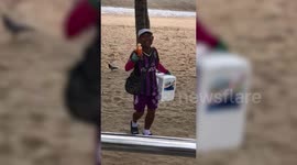 Hilarious 'singing battle' between beach vendor and customer