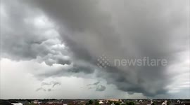 US: Strong Storm Approaches, Shelf Clouds Rolling Through Southern Wisconsin