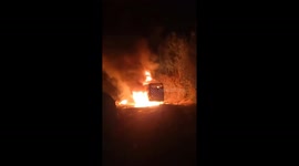 The bus carrying 40 passengers suddenly caught fire while traveling on the road