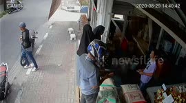 Indonesian woman losing her phone after followed by a thief
