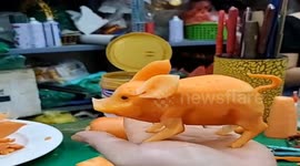 Vietnamese man sculpts cute pig from carrots
