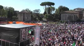 Hundreds protest in Rome against COVID-19 restrictions