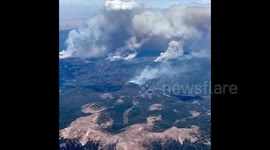 Man witnesses the Colorado wildfires from the sky