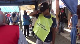 The man in Probolinggo was afraid and ran away when he was about to be put into an ambulance, even this man's head hit the ambulance door
