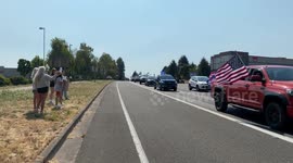 Hundreds of drivers and bikers gather at pro-Trump rally in Oregon City